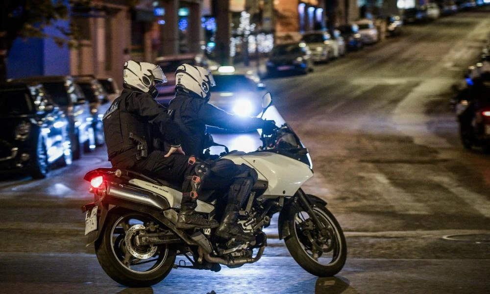 Άγριο ξύλο μεταξύ νεαρών στο κέντρο της Λάρισας με έναν τραυματία (Εικόνες)